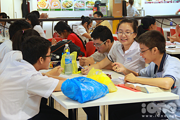 Trường THPT Lê Hồng Phong (TP HCM) nằm ngay đối diện trung tâm thương mại nên vào các giờ nghỉ trưa, các teen ở đây đã có một địa điểm "tập kết" cực kì lý tưởng.